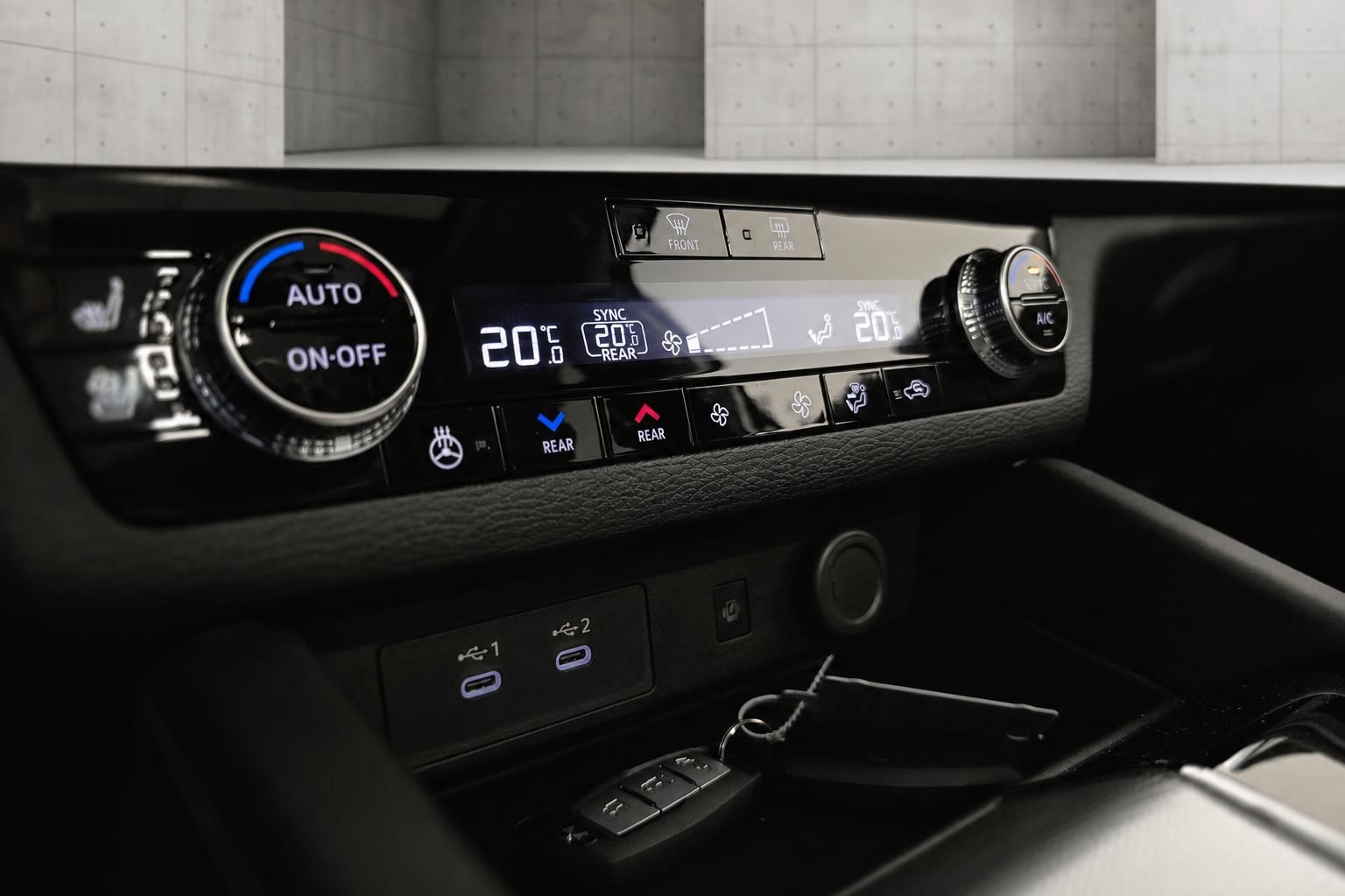Klimaautomatik-Bedienfeld mit USB-Anschlüssen und Autoschlüssel im Cockpit