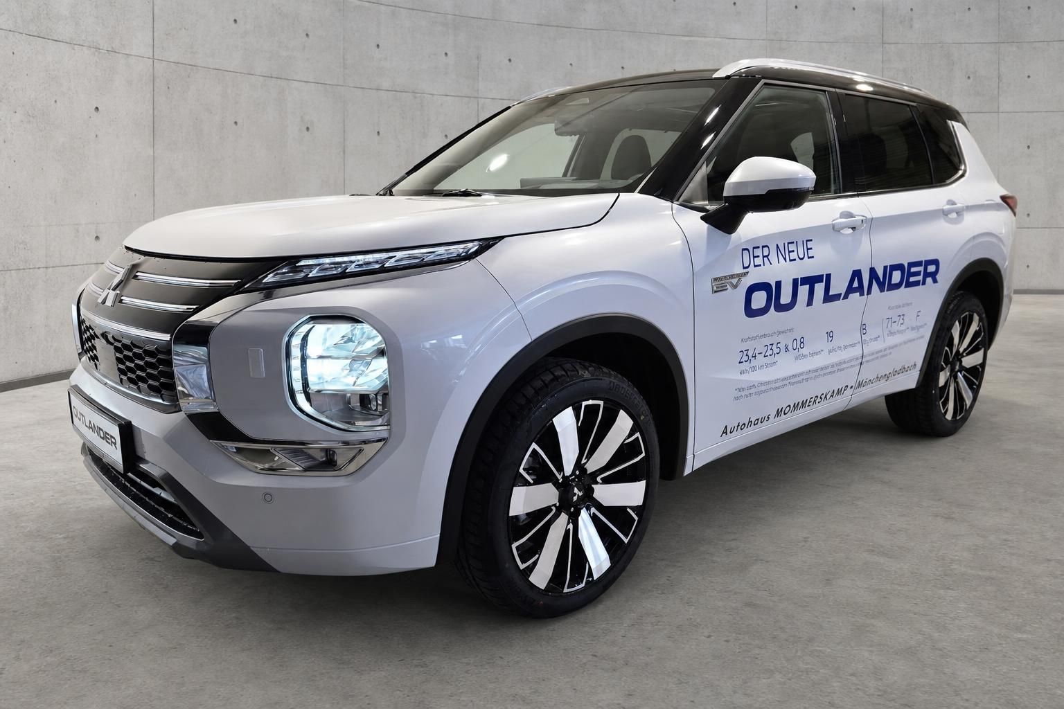 Mitsubishi Outlander silber, Frontansicht schraeg im Studio