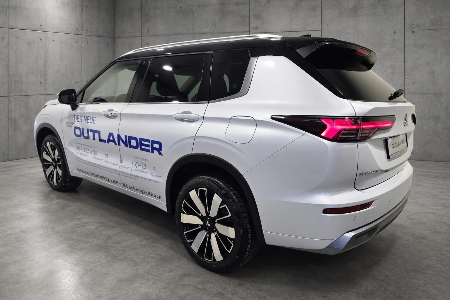 Mitsubishi Outlander weiss, Heckansicht mit Alufelgen im Studio