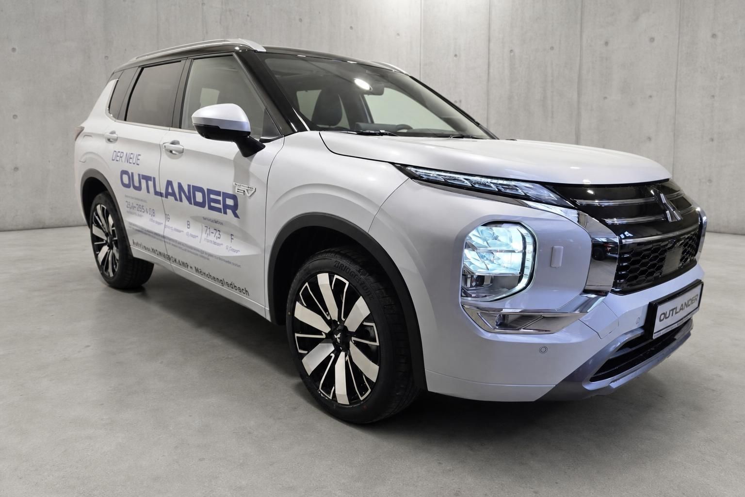 Mitsubishi Outlander weiss, Frontansicht mit LED-Scheinwerfern