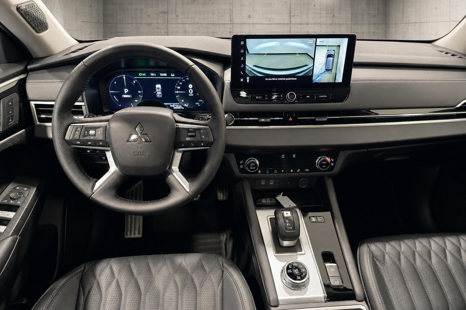 Mitsubishi Outlander Innenraum mit Cockpit und Rueckfahrkamera-Display