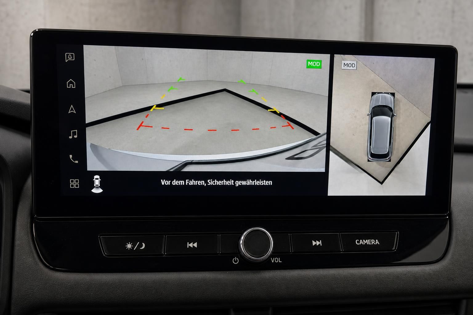 Touchscreen mit 360-Grad-Kamera und Einparkhilfe im Fahrzeug