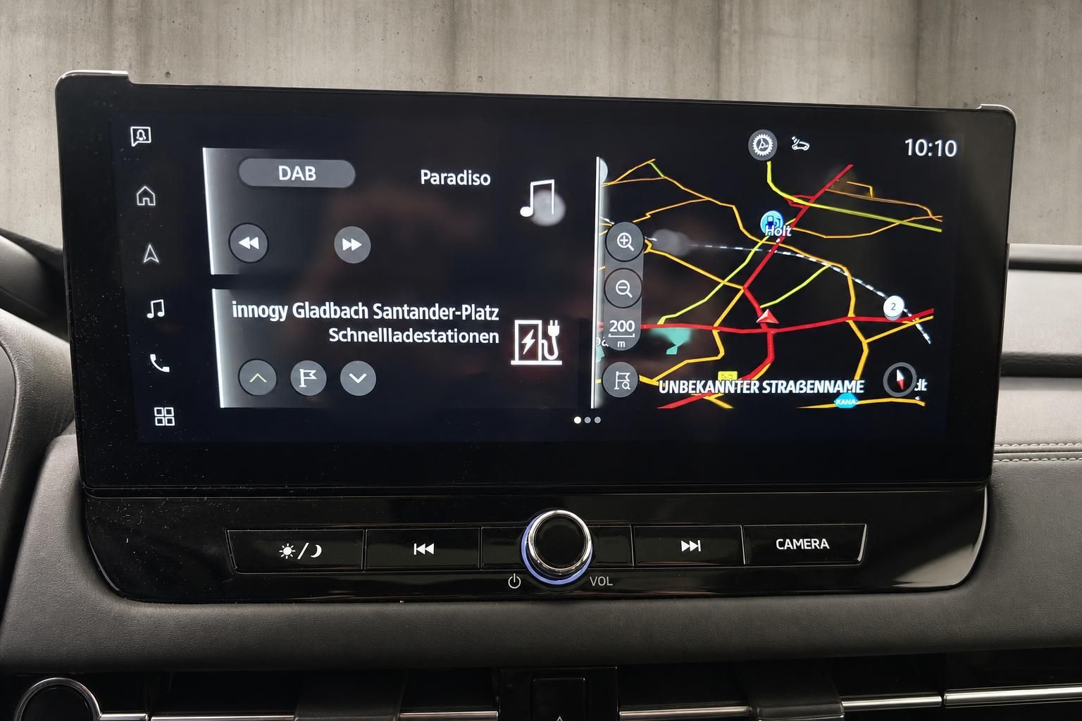 Infotainment-Display mit Navigation und Ladestationen-Anzeige im Auto