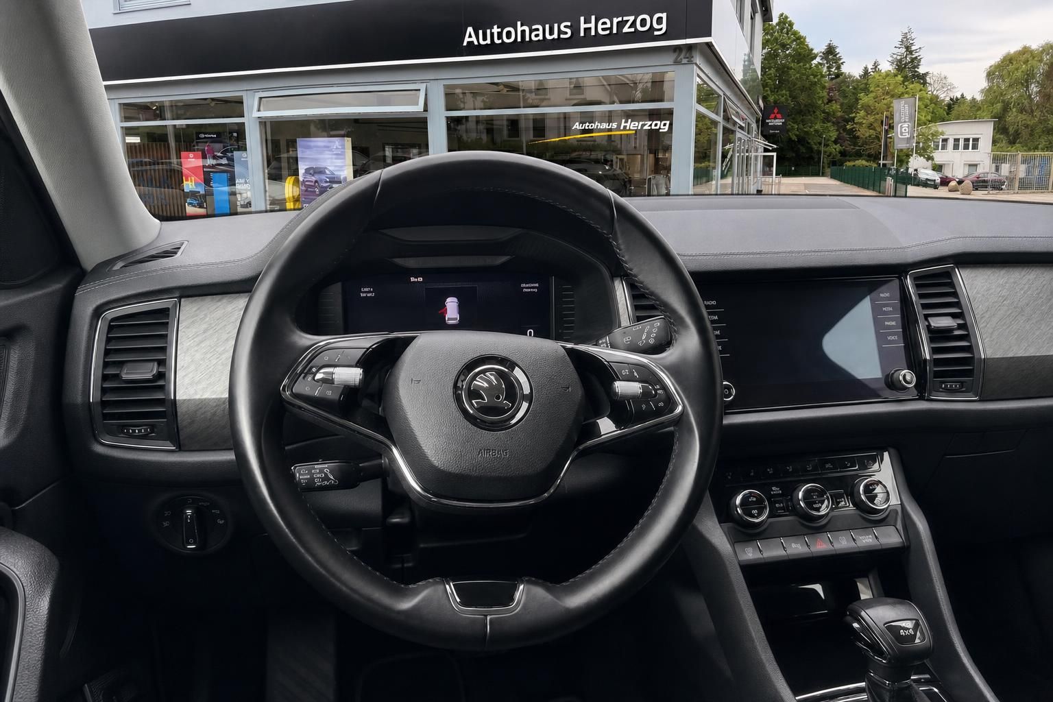 Skoda Kodiaq Cockpit mit Lenkrad und Digitalanzeige - Autohaus Herzog