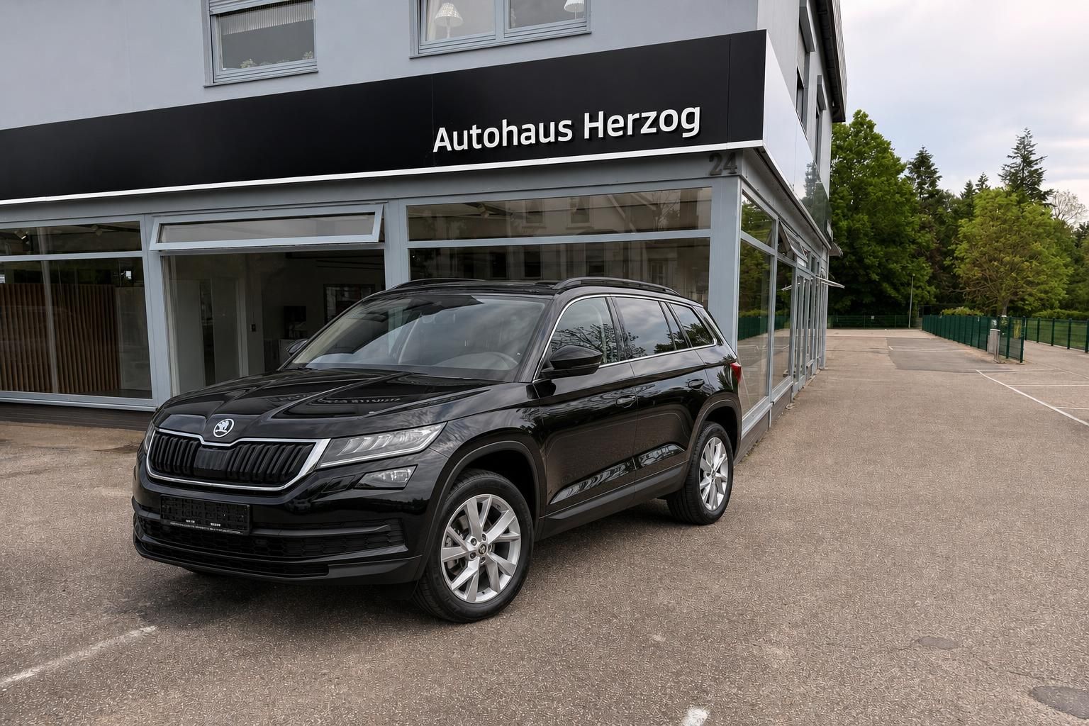 Skoda Kodiaq schwarz vor Autohaus Herzog, Seitenansicht SUV