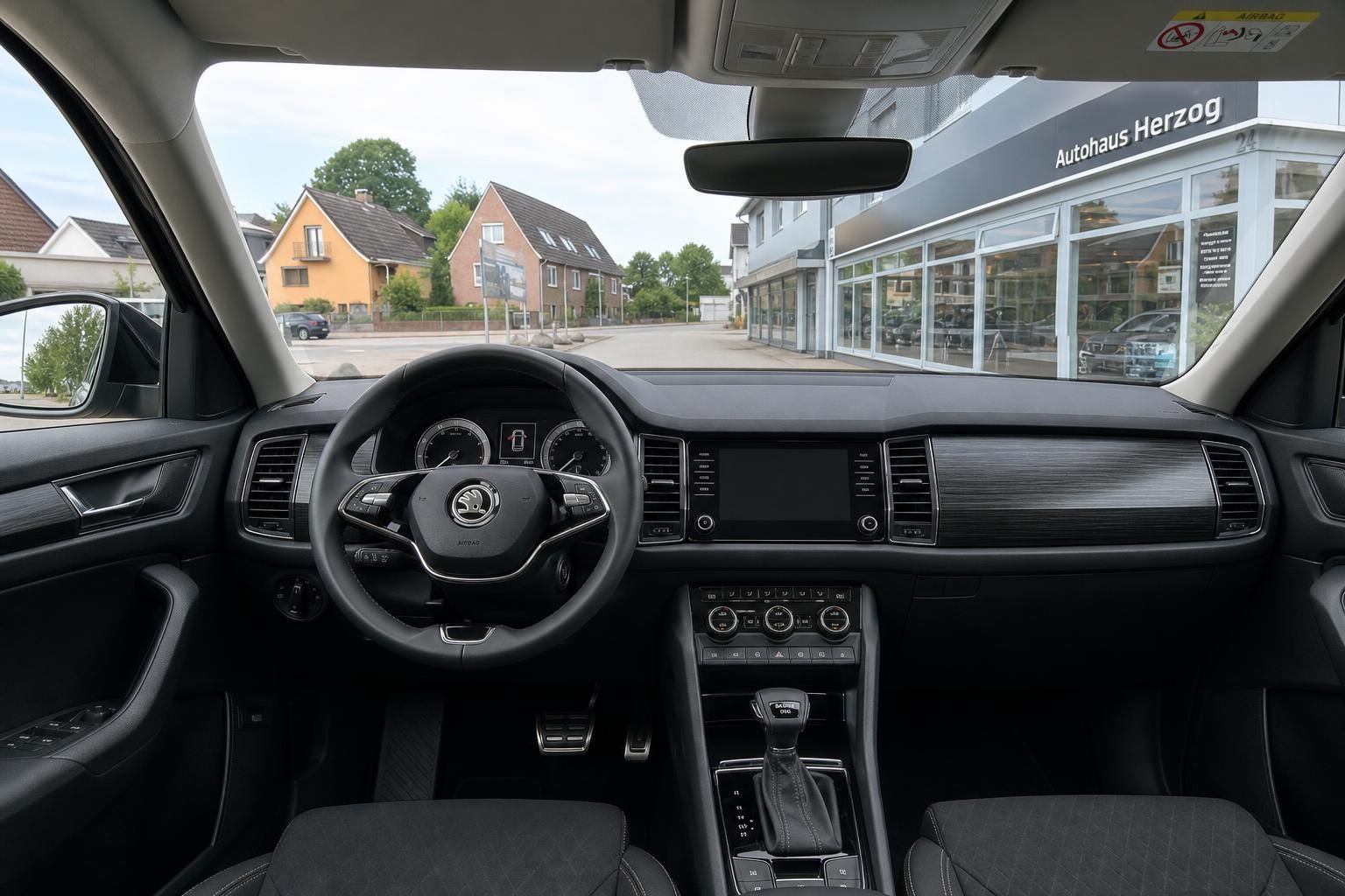 Skoda Kodiaq Cockpit mit Lenkrad, Blick durch Frontscheibe