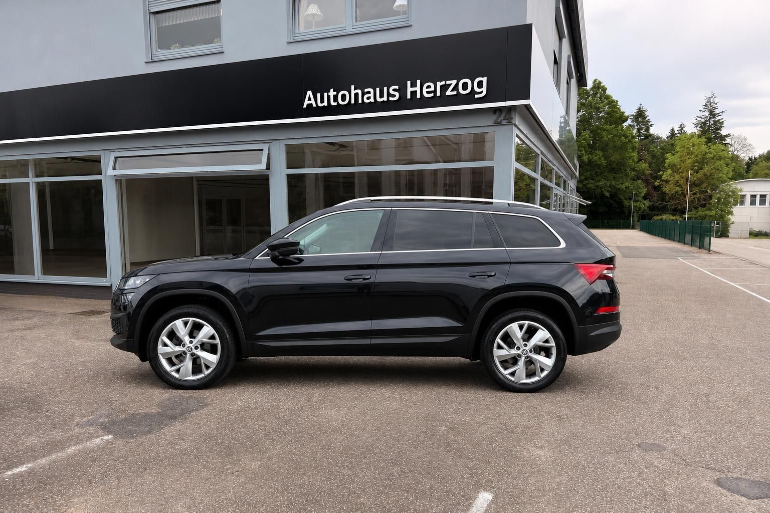 Skoda Kodiaq schwarz Seitenansicht vor Autohaus Herzog