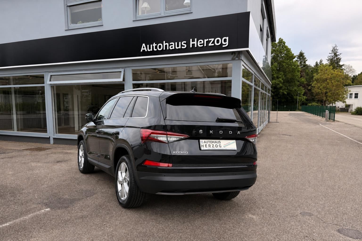 Skoda Kodiaq schwarz Heckansicht vor Autohaus Herzog