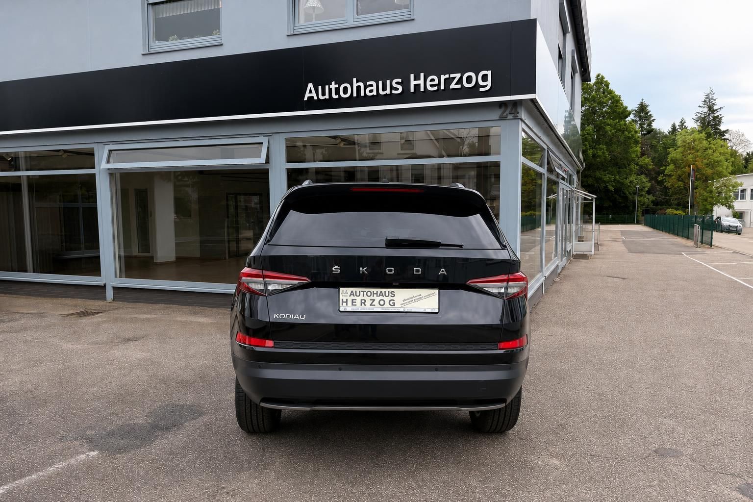 Skoda Kodiaq schwarz Heckansicht frontal vor Autohaus