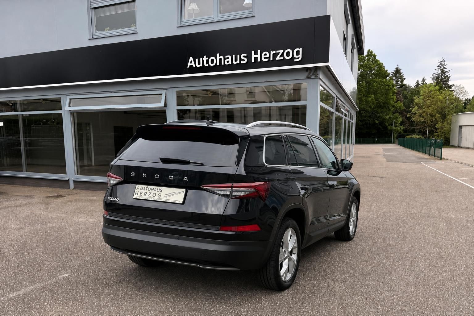 Skoda Kodiaq schwarz Heck seitlich vor Autohaus Herzog