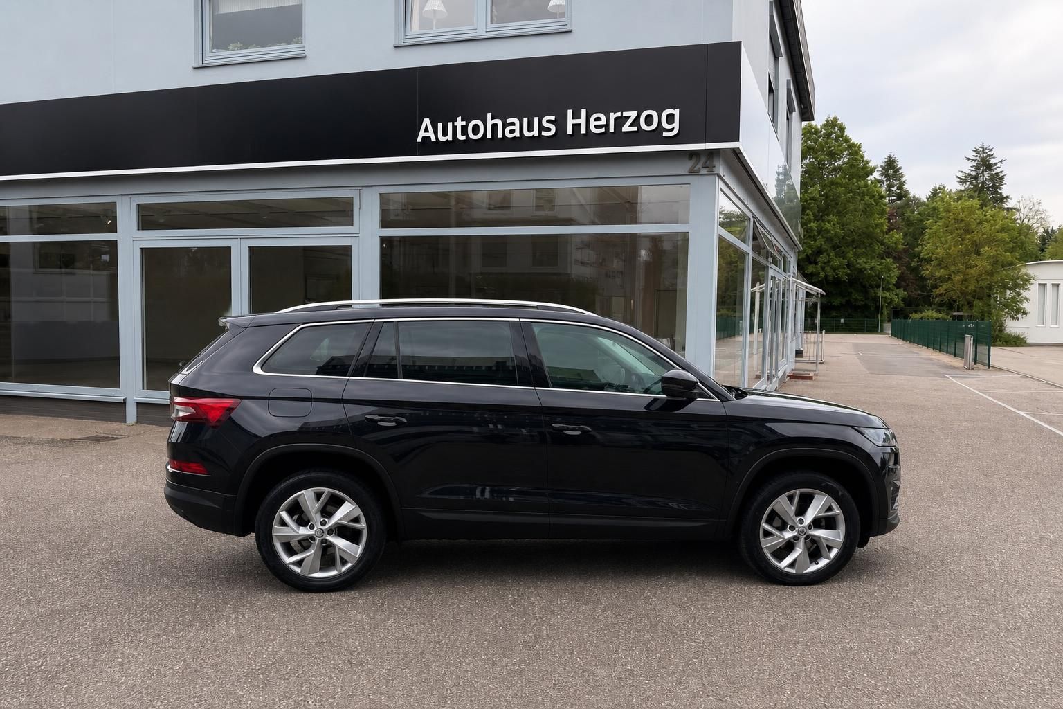 Skoda Kodiaq schwarz Seitenansicht vor Autohaus Herzog