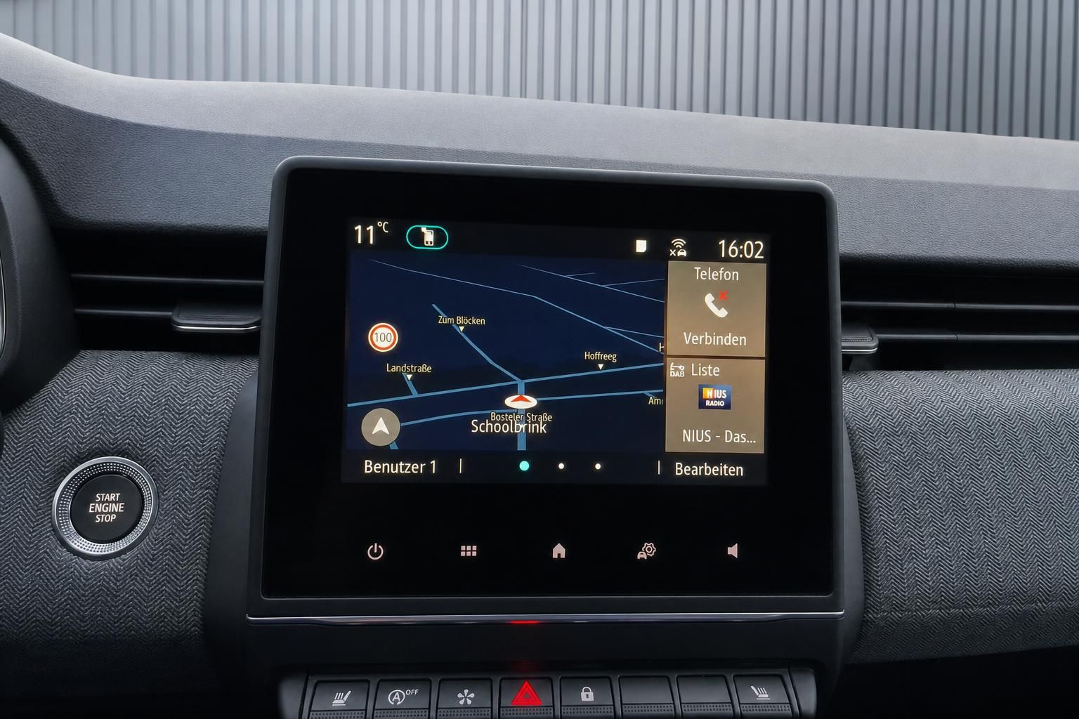 Auto Infotainment-System mit Navigationskarte und Touchscreen-Display im Armaturenbrett