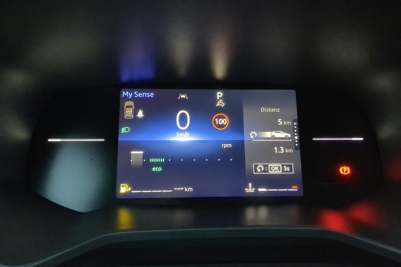 Digitales Armaturenbrett mit My Sense Display zeigt Geschwindigkeit, Verbrauch und Fahrassistenzsysteme
