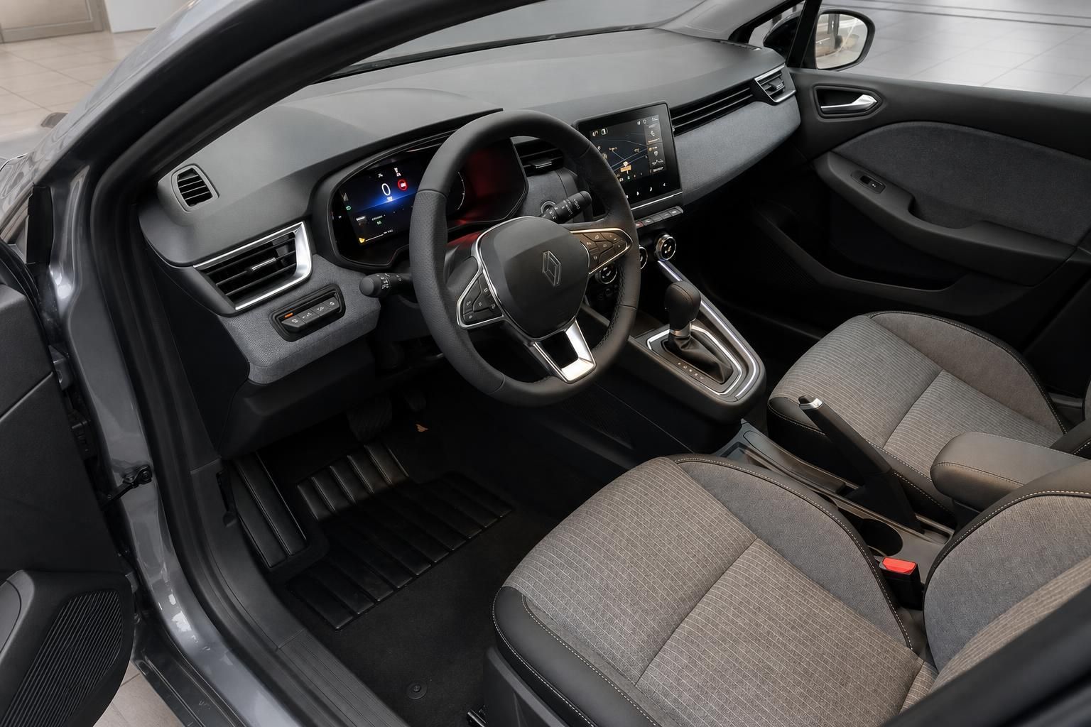 Renault Clio Innenraum schwarz-grau Cockpit mit digitalem Display und Automatikgetriebe