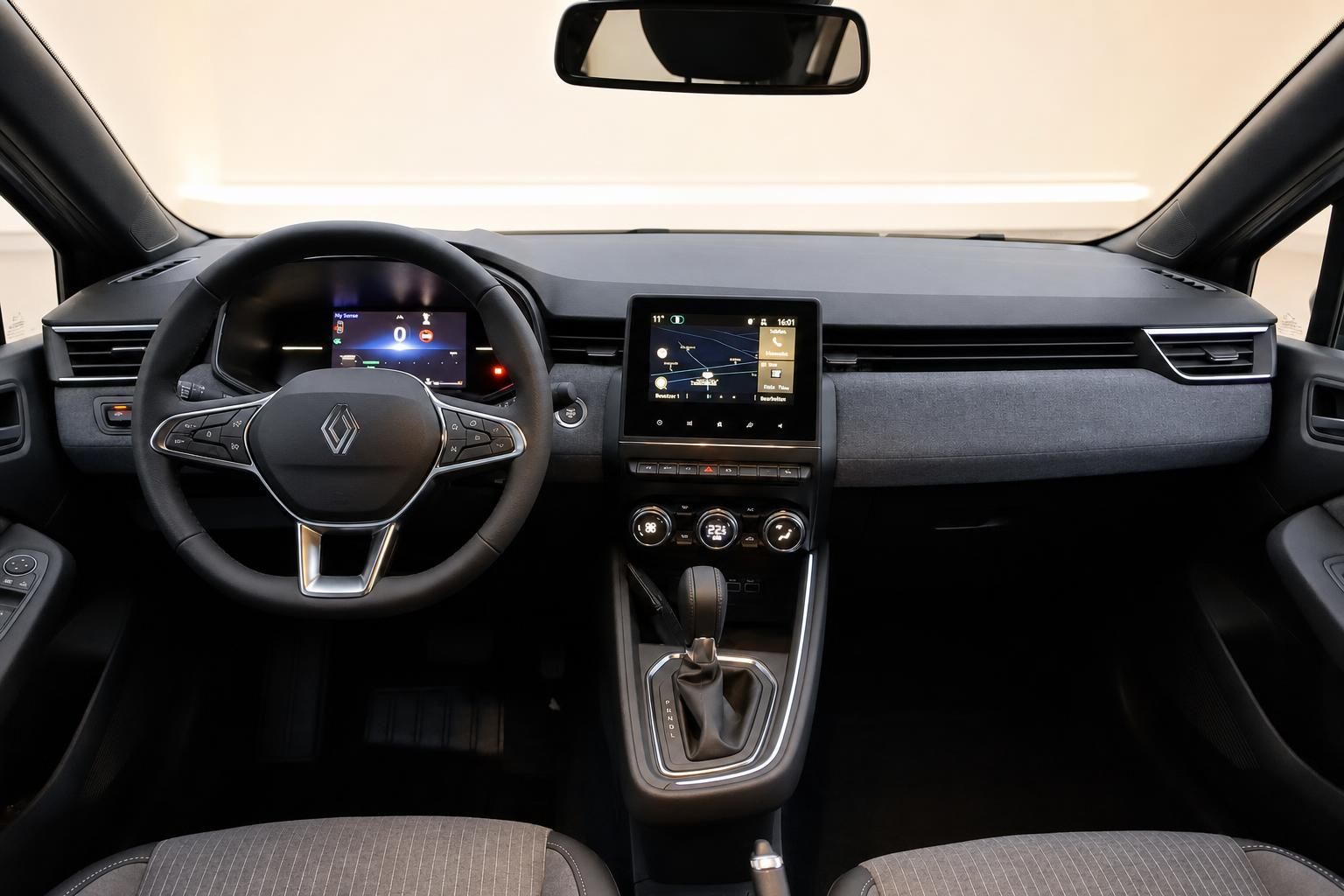 Renault Clio Armaturenbrett Innenausstattung mit Touchscreen Navigation und Klimaautomatik