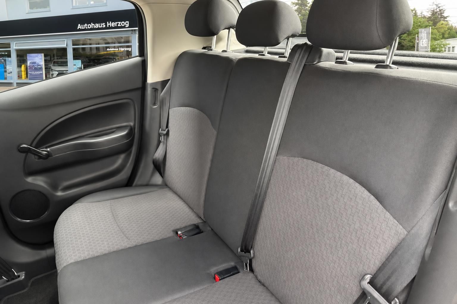 Mitsubishi Space Star Innenraum, Rücksitzbank mit grauer Stoffausstattung