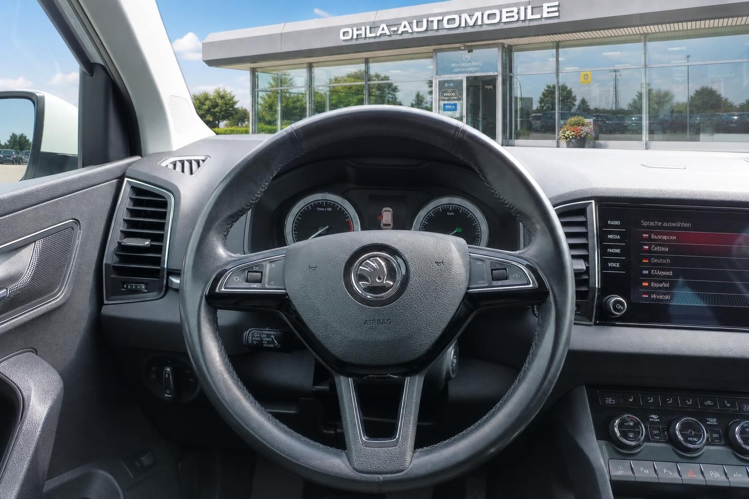 Skoda Karoq Innenraum Lenkrad und Cockpit mit Multifunktionsdisplay