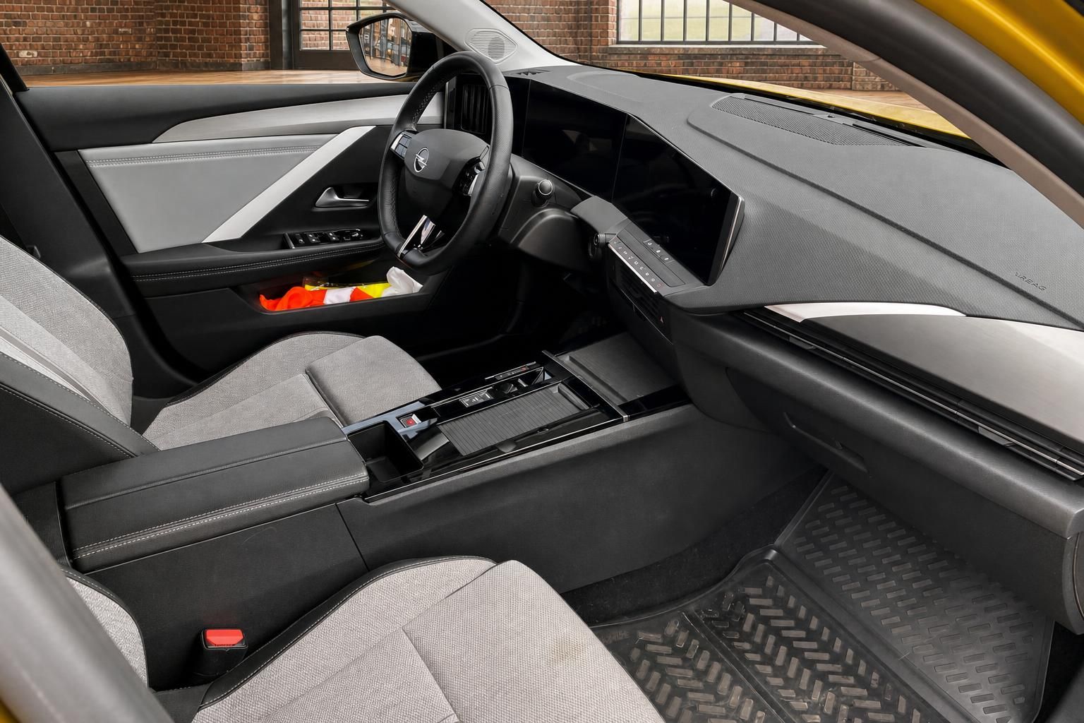 Opel Astra Innenraum mit Cockpit, Lenkrad und Digitaldisplay