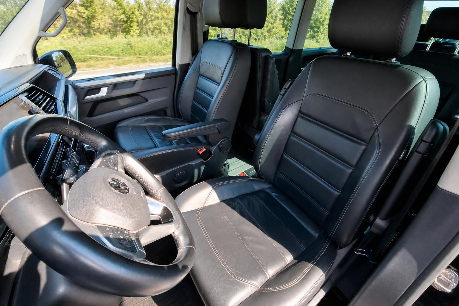 Vordersitze mit schwarzem Lederbezug im VW Multivan Innenraum