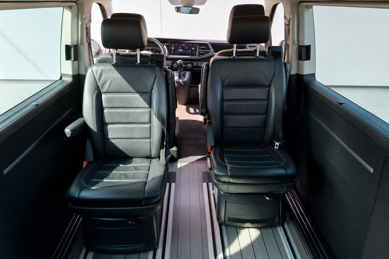 Zweite Sitzreihe mit Einzelsitzen im VW Multivan Innenraum