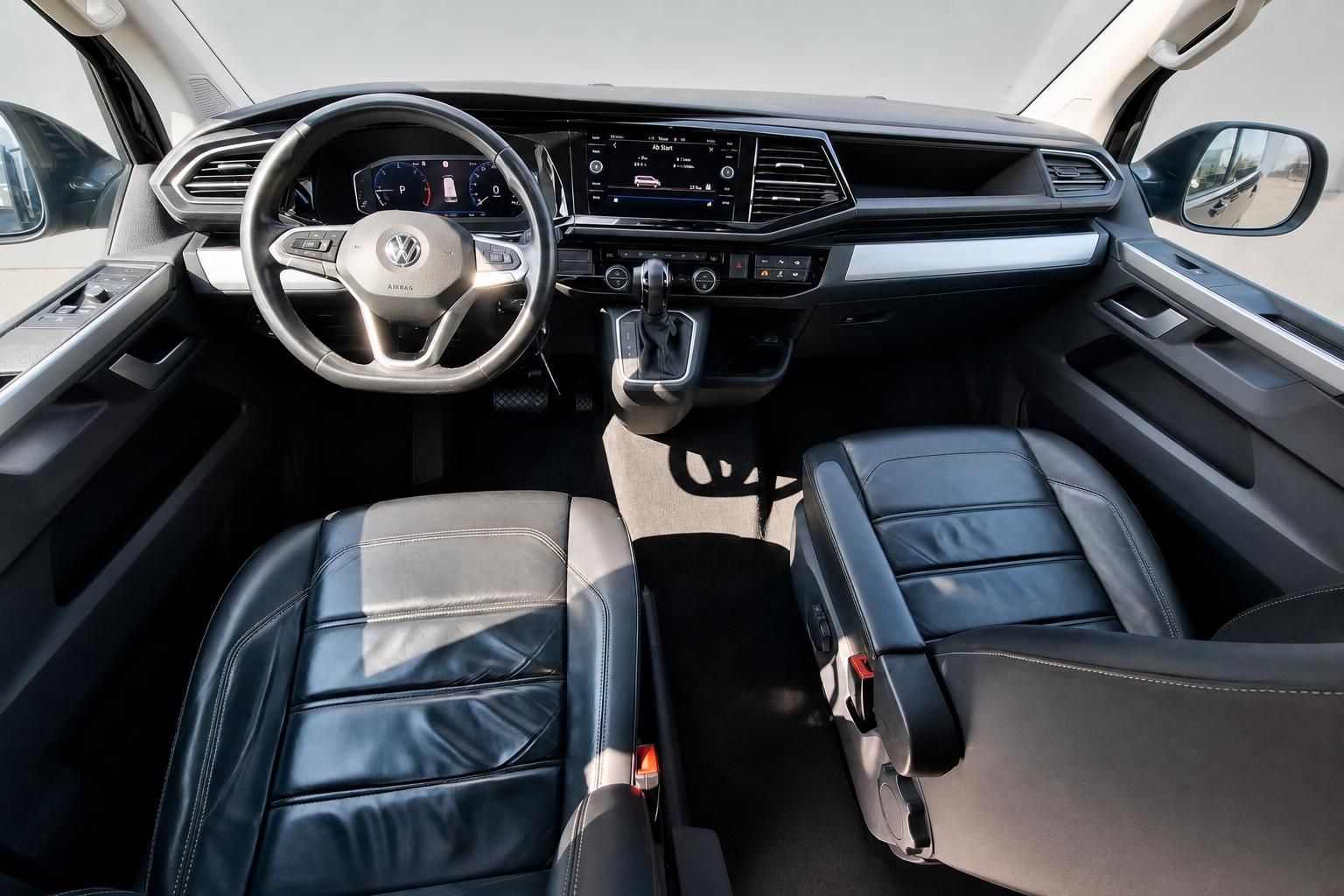 Cockpit und Armaturenbrett des VW Multivan mit Lederausstattung