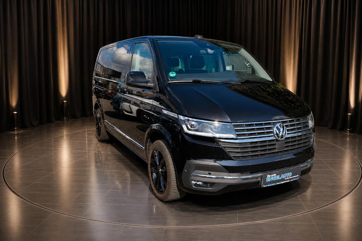 VW Multivan schwarz Frontansicht auf Drehteller im Autohaus