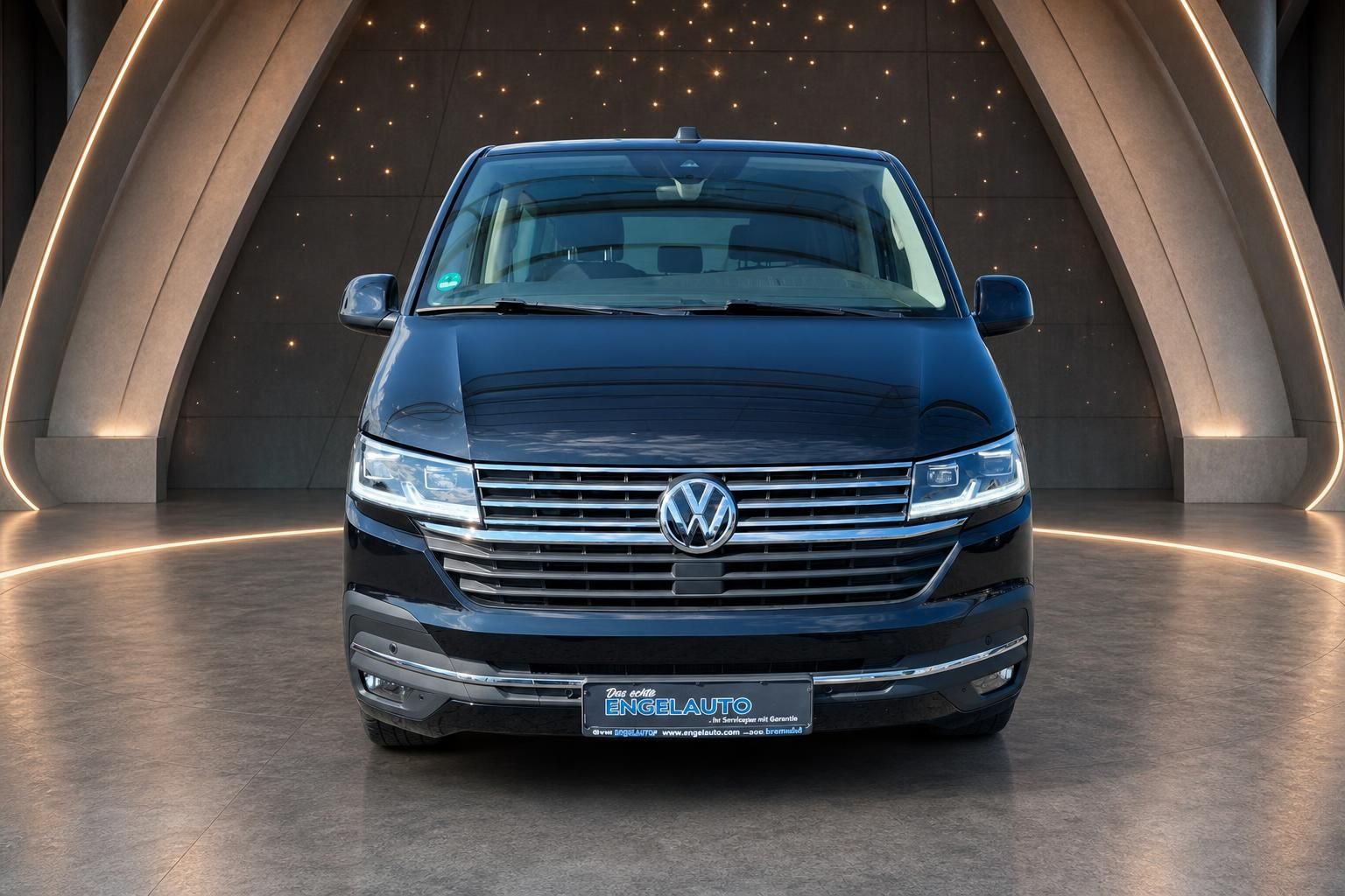 VW Multivan schwarz direkte Frontansicht mit Kuehlergrill