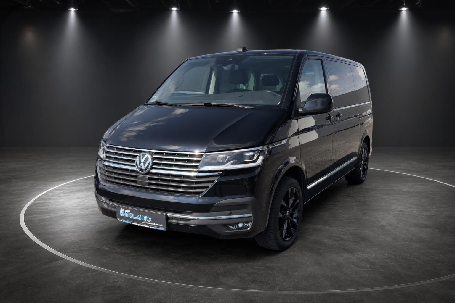 VW Multivan schwarz Frontansicht mit Kennzeichenhalter Engelauto