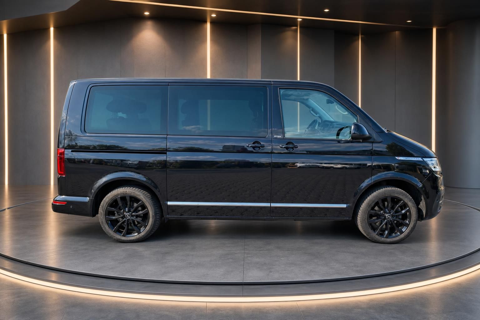 VW Multivan schwarz Seitenansicht komplettes Profil im Studio