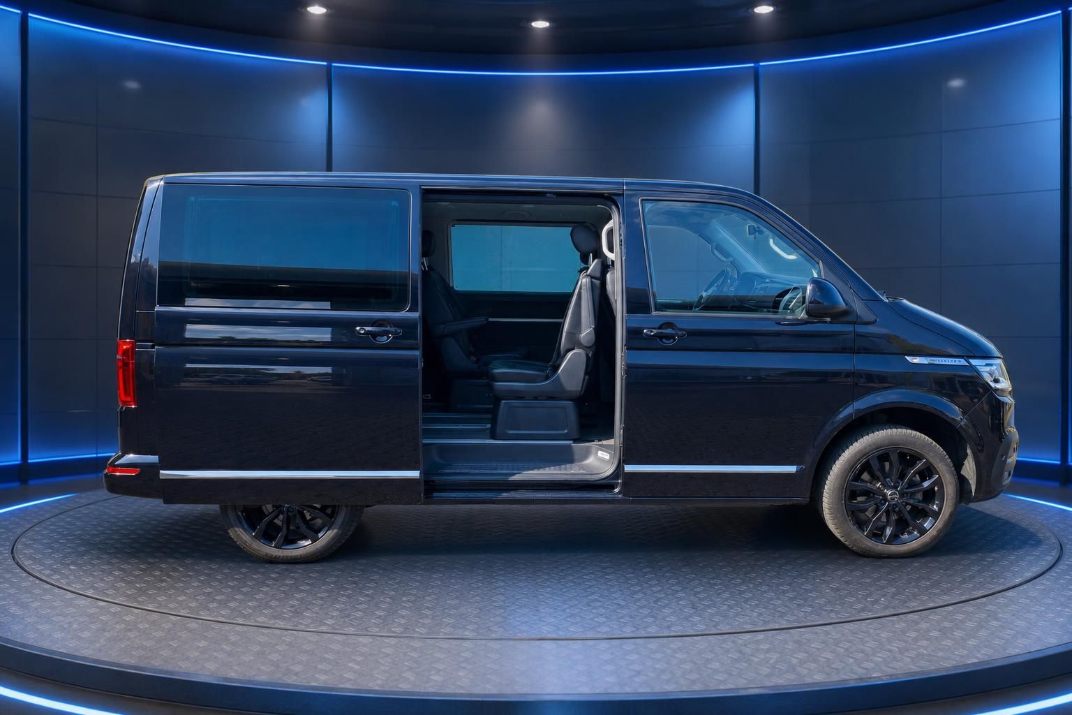 VW Multivan schwarz Seitenansicht mit geoeffneter Schiebetuer