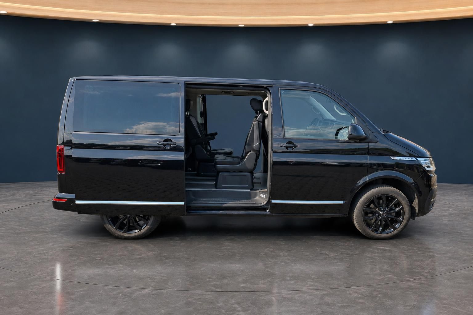 VW Multivan schwarz Seitenansicht mit geöffneter Schiebetür und Innenraum