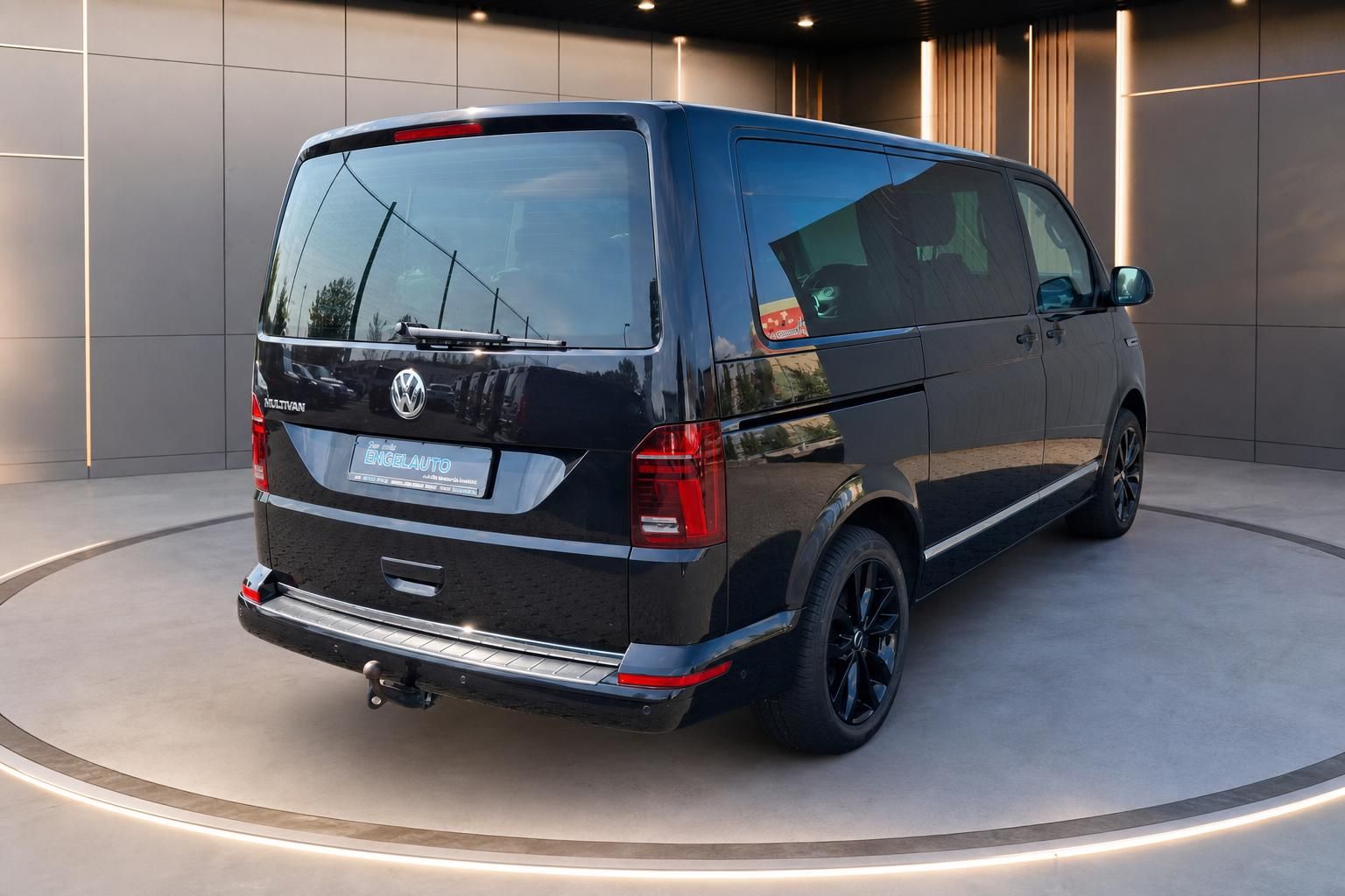 VW Multivan schwarz Heckansicht mit Anhängerkupplung in Ausstellung