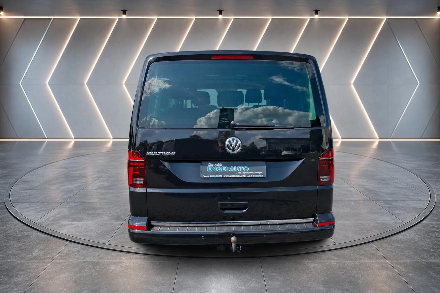 VW Multivan schwarz Frontalansicht von hinten mit Kennzeichenhalter