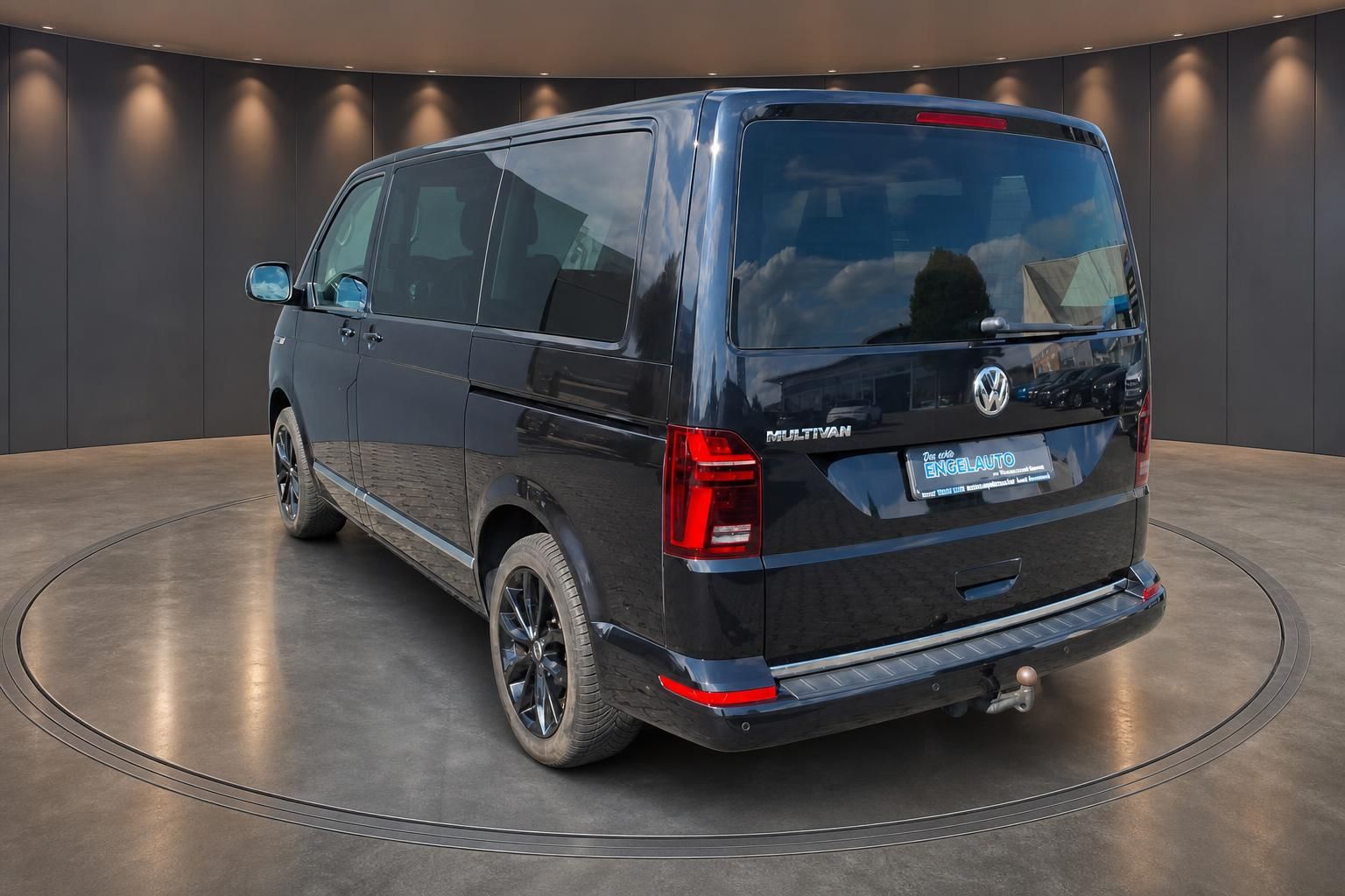 VW Multivan schwarz Heck- und Seitenansicht auf Drehbühne im Autohaus