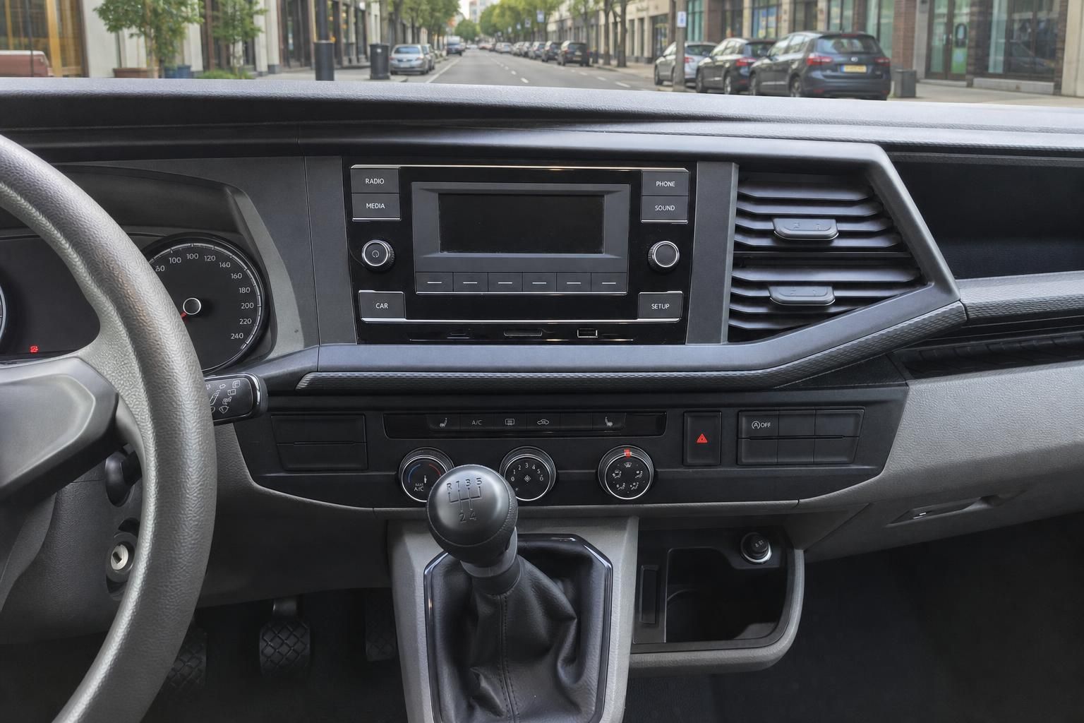 VW Transporter Mittelkonsole - Radio, Klimabedienung und 6-Gang Schaltknauf im Detail