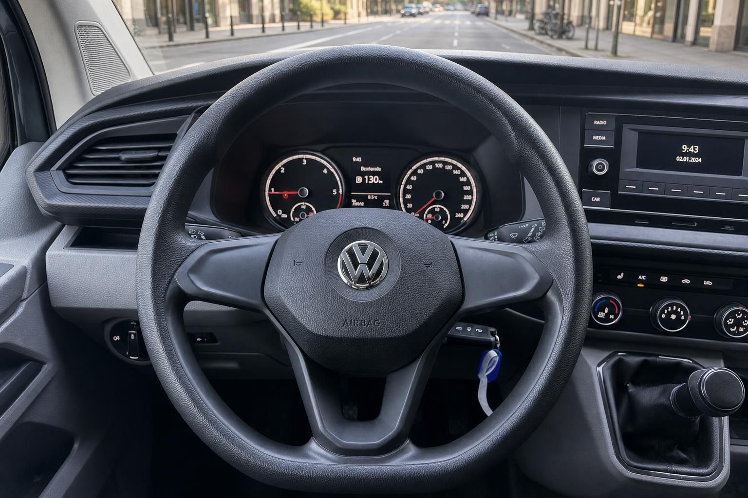 VW Transporter Lenkrad - Multifunktionslenkrad mit VW-Logo und Kombiinstrument dahinter