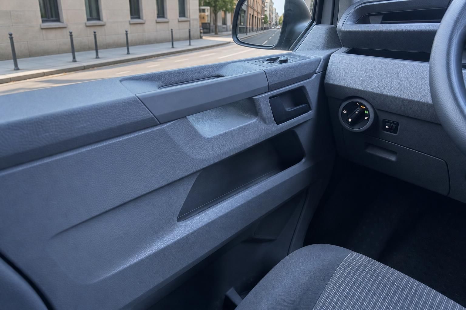 Fahrzeug Armaturenbrett mit grauen Kunststoffverkleidungen und Bedienungselementen