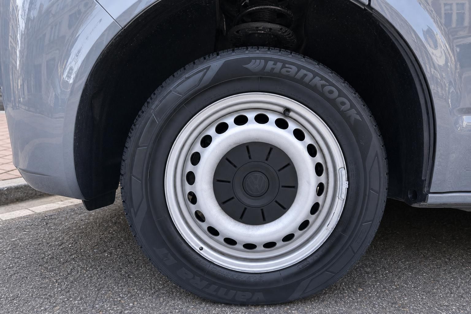 Fahrzeug Rad mit Hankook Reifen und Stahlfelge Detailansicht