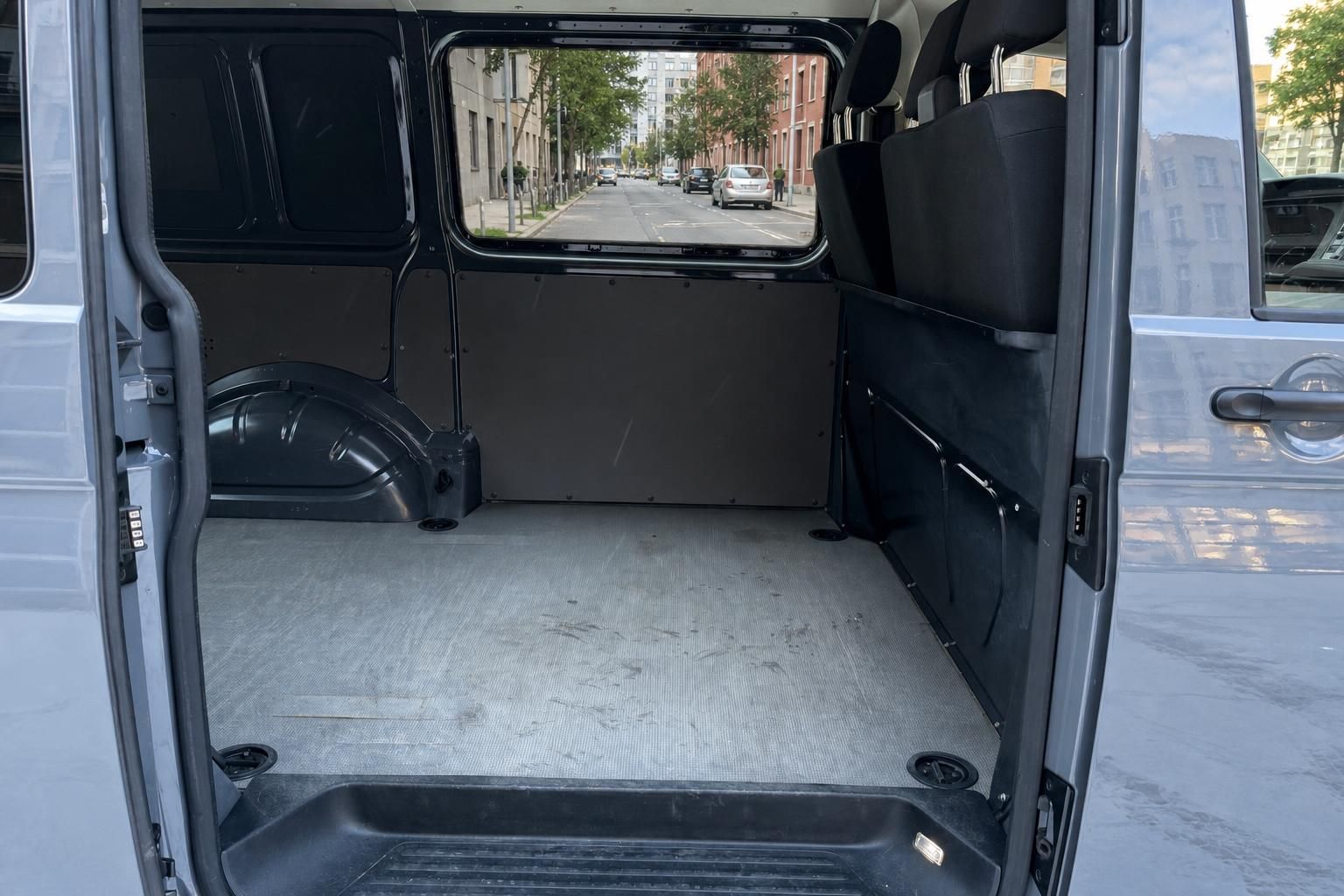 Transporter Laderaum Innenansicht mit grauer Bodenmatte und Seitenpanelen
