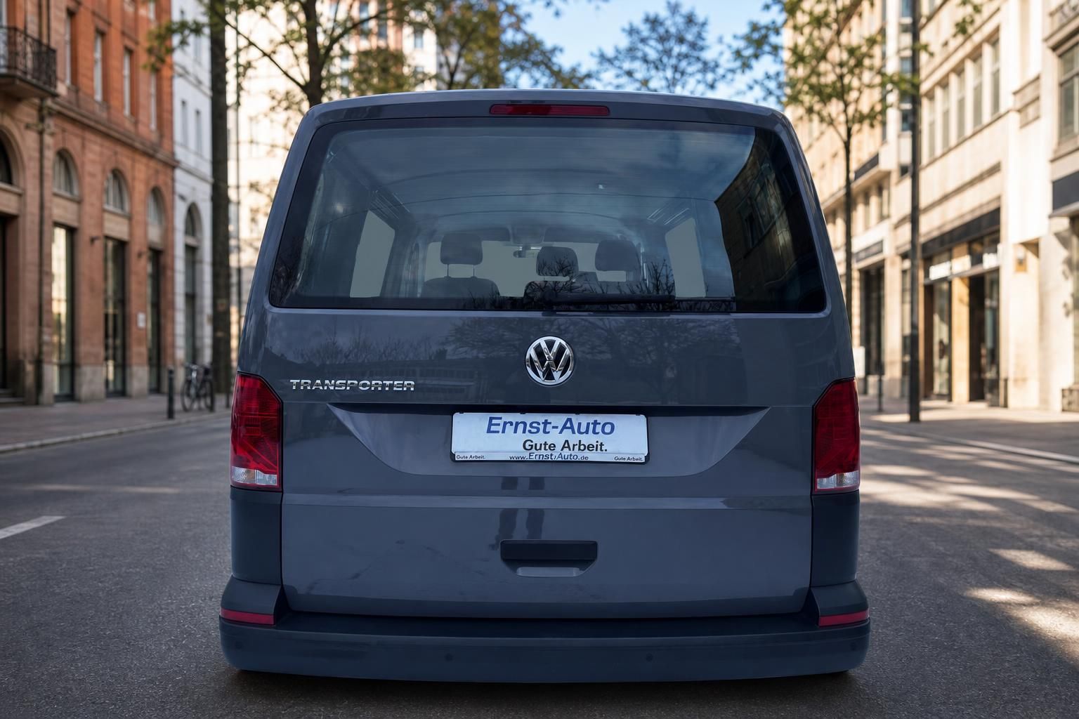 VW Transporter Heckansicht grau Rücklichter Innenraum durch Heckscheibe