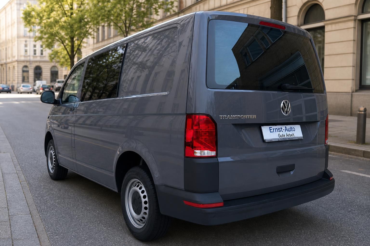 VW Transporter grau - Seitenansicht hinten links mit Händlerkennzeichen Ernst-Auto