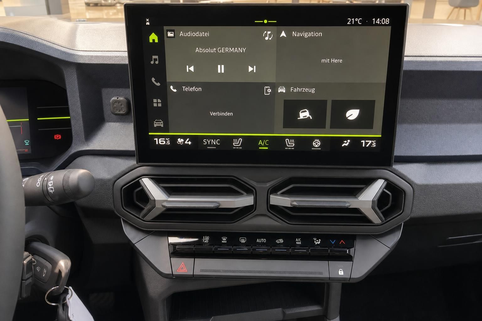 Digitales Cockpit und Touchscreen im Fahrzeuginnenraum mit Klimabedienung