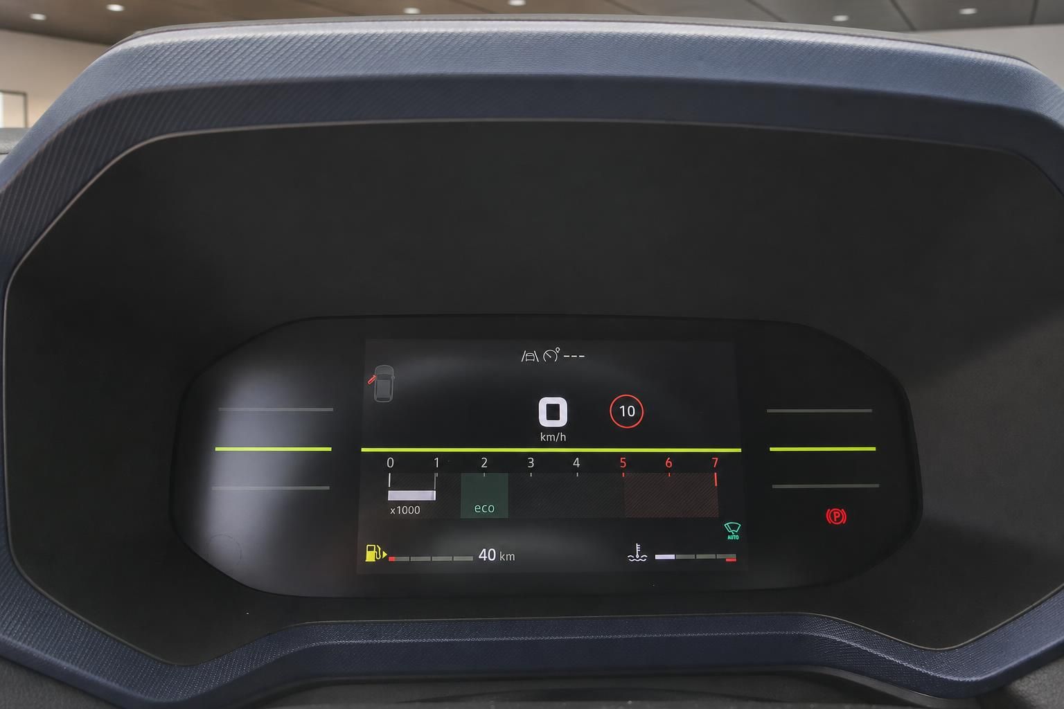 Digitales Kombiinstrument mit Tacho und Anzeigen im Fahrzeug