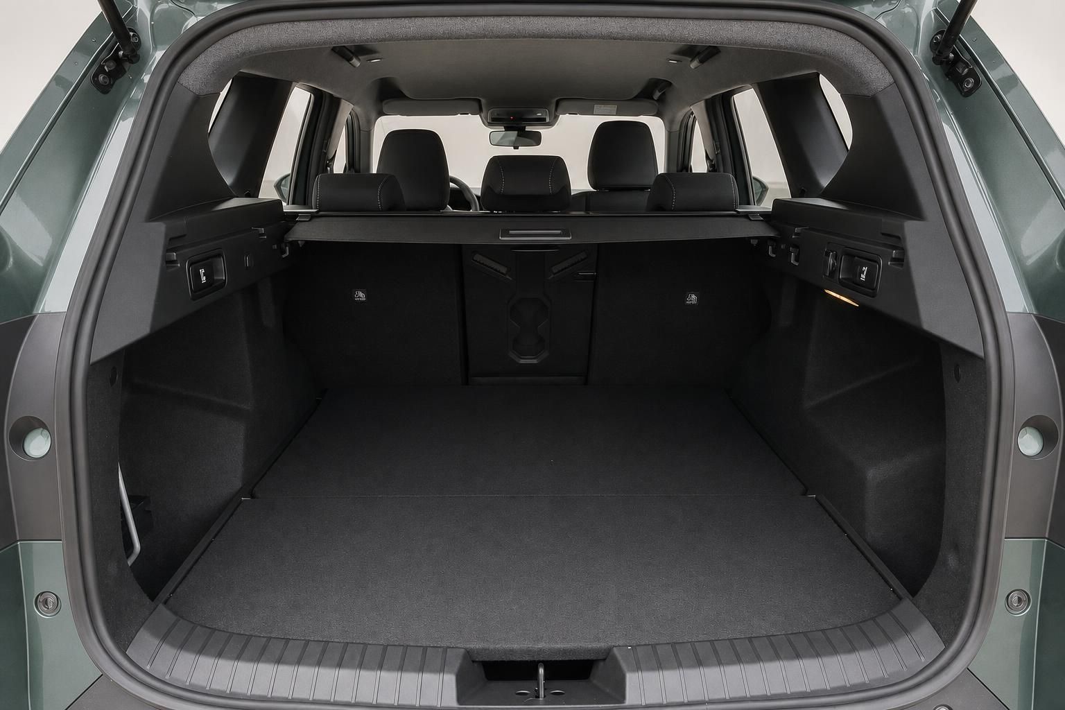 Kofferraum eines SUV mit umgeklappten Sitzen und viel Stauraum