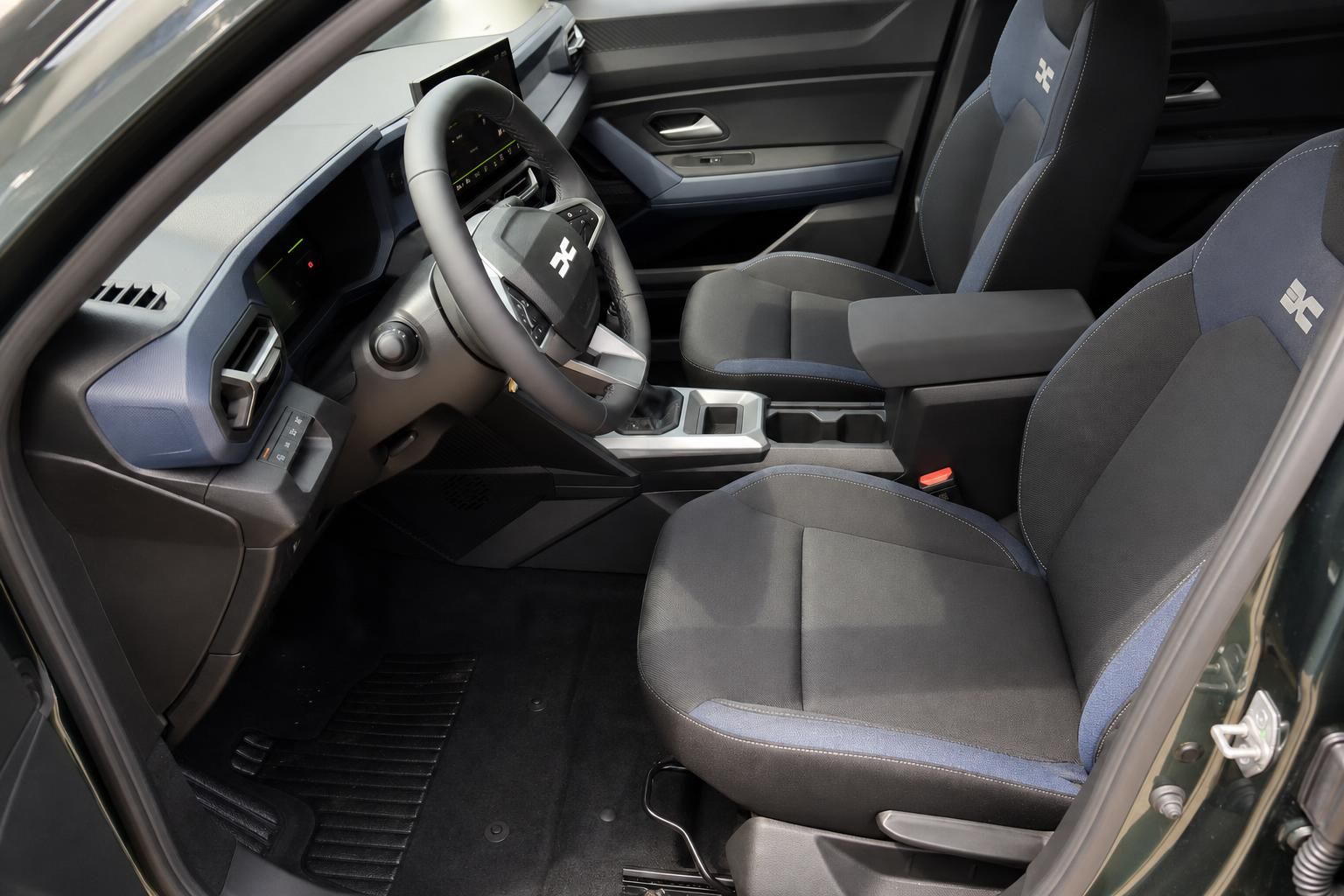 Dacia Bigster Innenraum mit Vordersitzen und Cockpit im Detail