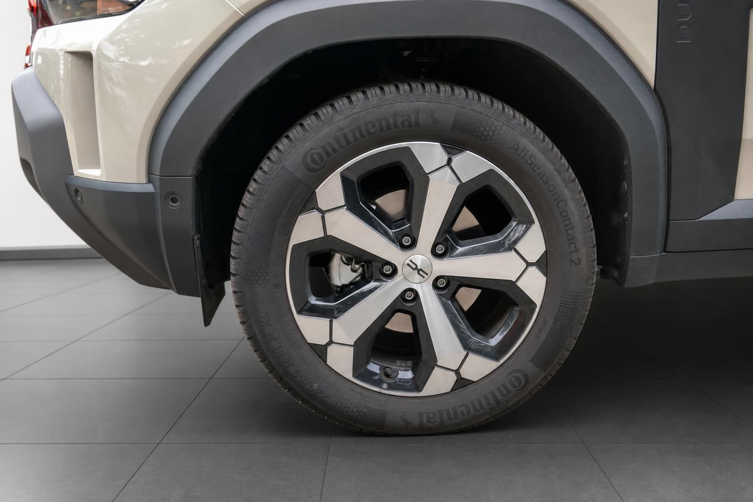 Nahaufnahme Leichtmetallfelge mit Continental Reifen am SUV
