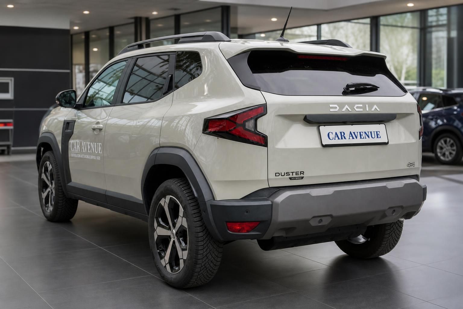 Dacia Duster Heckansicht schraeg beige Hybrid im Showroom