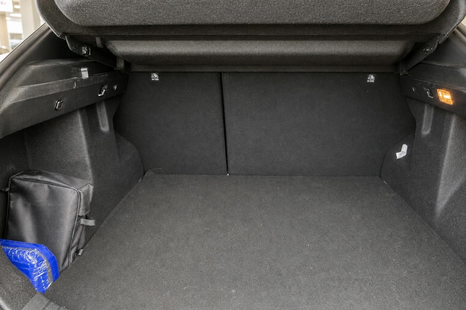 Kofferraum eines Dacia Fahrzeugs mit Ladefläche und Utensilientasche
