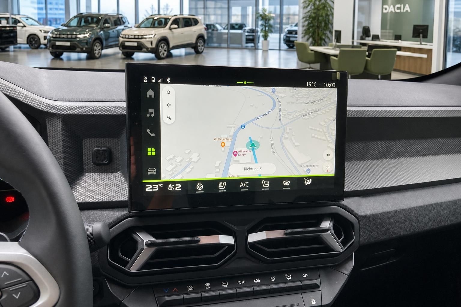 Dacia Infotainment Touchscreen mit Navigationskarte im Cockpit