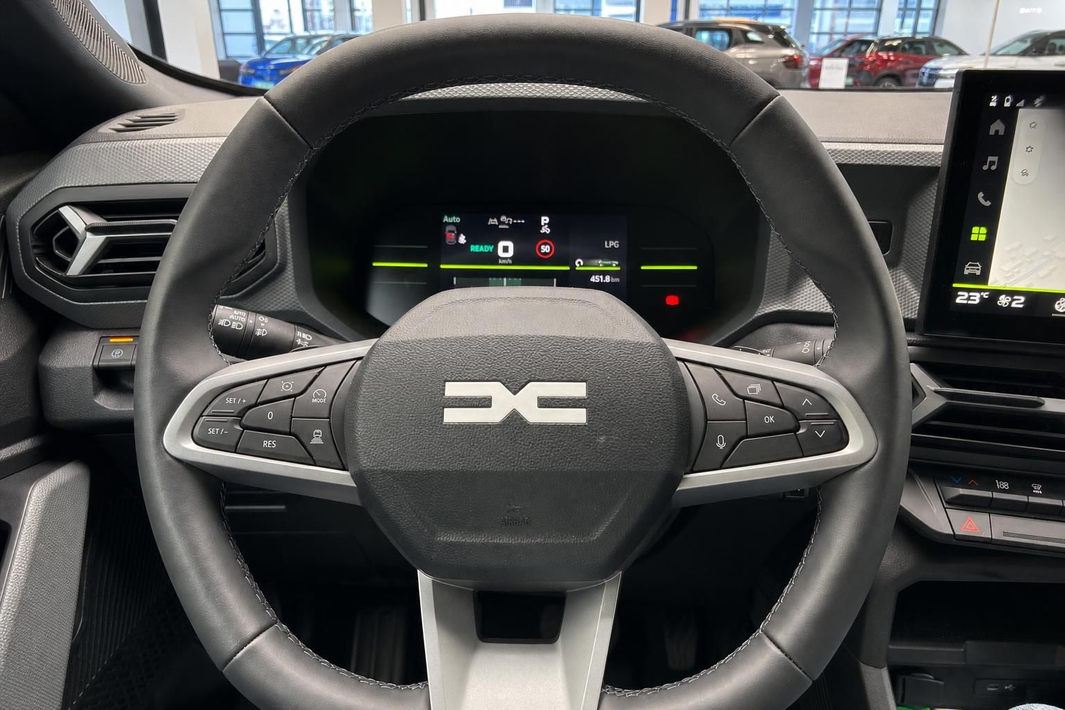 Lenkrad mit Bedienelementen und Kombiinstrument im Dacia Innenraum